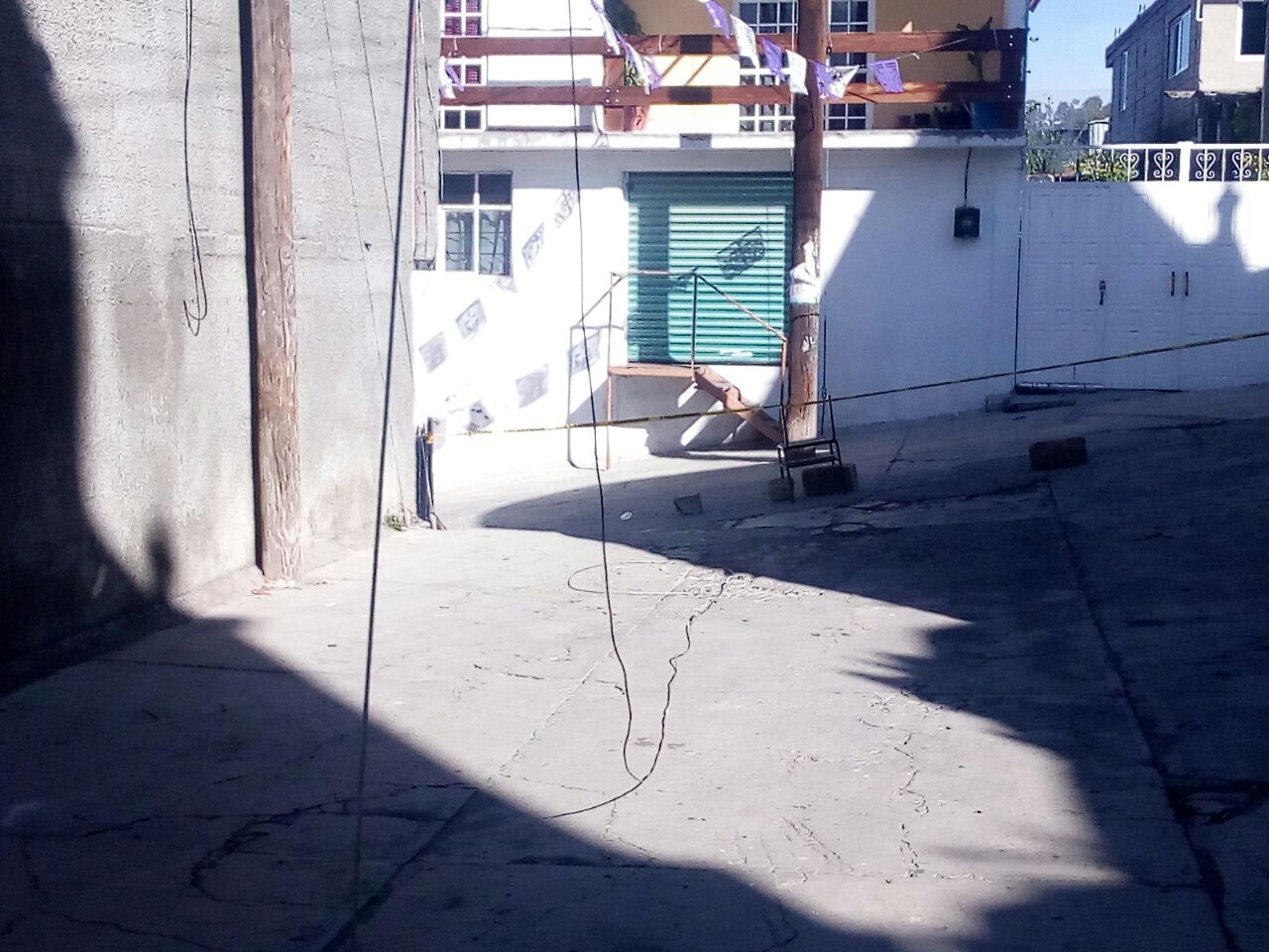 Auto derriba postes en Ixtacuixtla